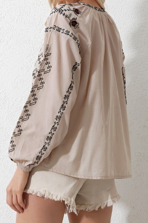 Bej Yırtmaç Yaka Full Nakışlı Dokuma Bluz