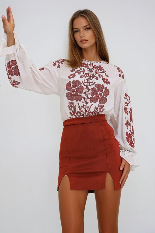 Beyaz Bisiklet Yaka Kolları Volanlı Full Nakışlı Dokuma Bluz