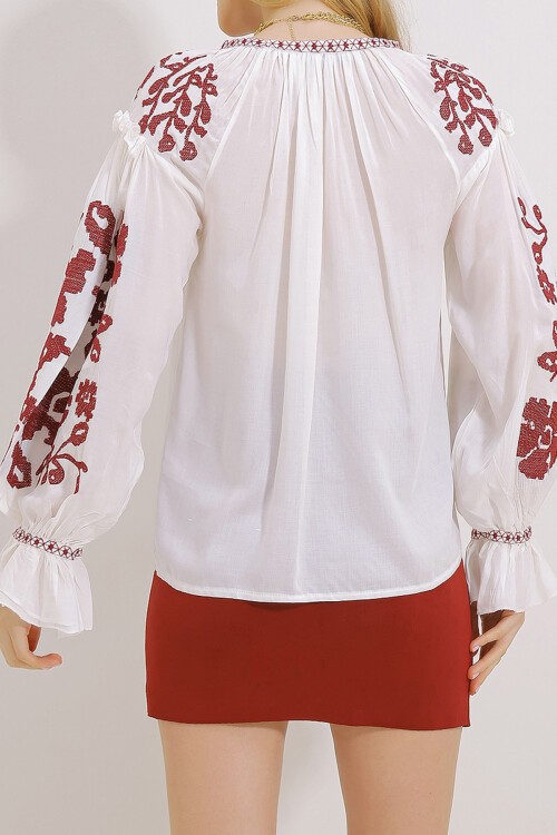 Beyaz Bisiklet Yaka Kolları Volanlı Full Nakışlı Dokuma Bluz