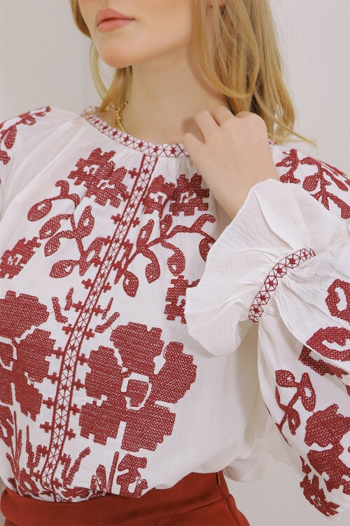 Beyaz Bisiklet Yaka Kolları Volanlı Full Nakışlı Dokuma Bluz