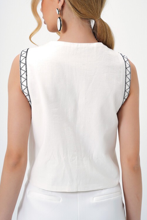 Beyaz Düğme Detaylı Nakış İşlemeli Keten Yelek