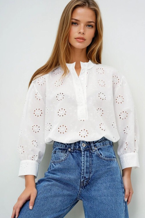 Beyaz Hakim Yaka Balon Kol Nakış İşlemeli Dokuma Bluz