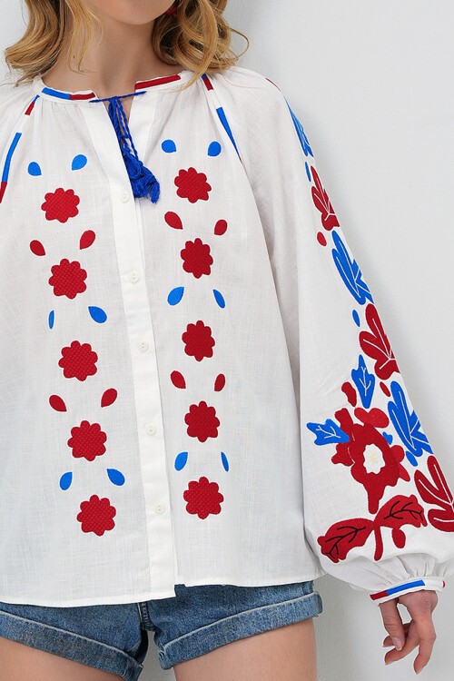 Beyaz Hakim Yaka Balon Kol Nakışlı Dokuma Gömlek