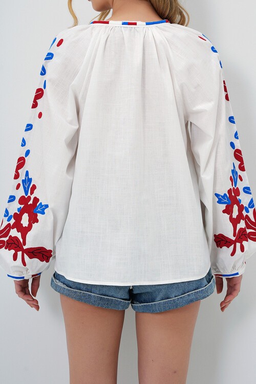 Beyaz Hakim Yaka Balon Kol Nakışlı Dokuma Gömlek