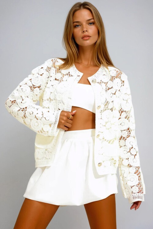 Beyaz Hakim Yaka Dantelli Ceket
