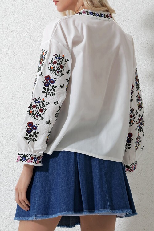 Beyaz Hakim Yaka Düğme Detaylı Nervürlü Nakışlı Dokuma Bluz