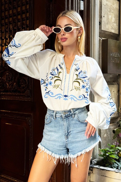 Beyaz Hakim Yaka Etnik Nakışlı Dokuma Bluz