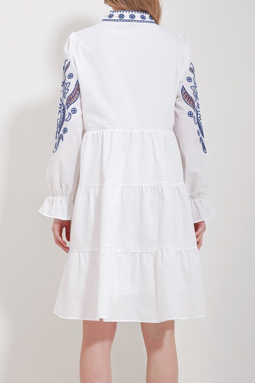 Beyaz Hakim Yaka İçi Astarlı Nakış İşlemeli Elbise