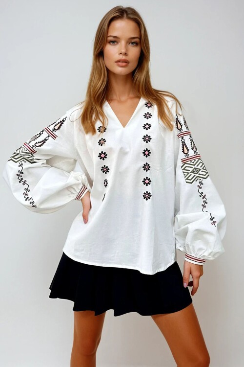 Beyaz Hakim Yaka Nakışlı Balon Kol Poplin Dokuma Bluz