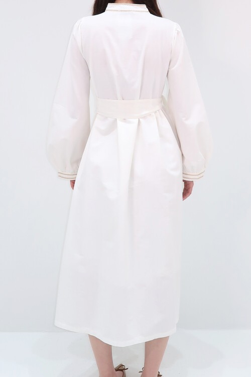 Beyaz Hakim Yaka Önü Nakışlı Balon Kol Kemerli Astarlı Dokuma Elbise