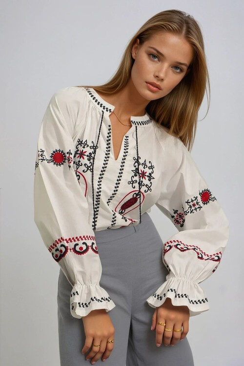 Beyaz Hakim Yaka Önü Ve Kolları Çiçek Nakışlı Poplin Dokuma Bluz