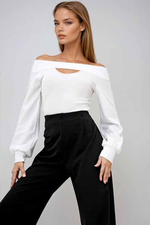 Beyaz Madonna Yaka Cut Out Detaylı Örme Bluz