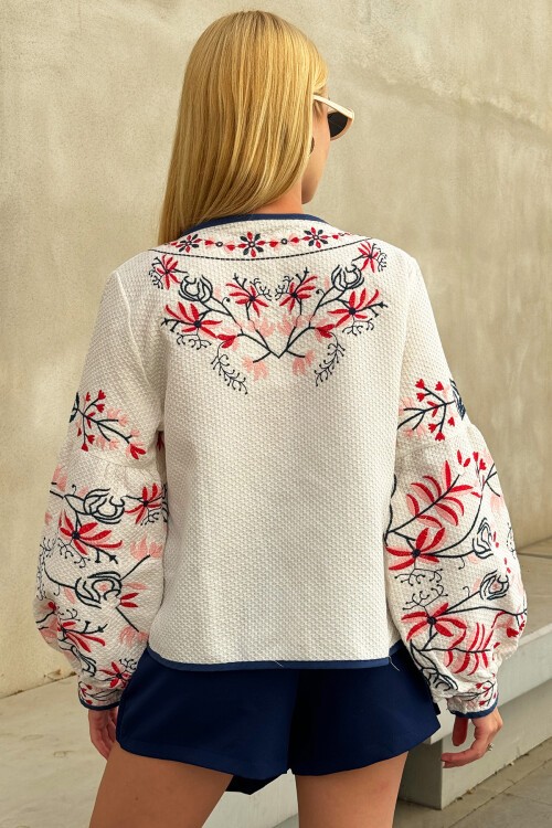 Beyaz Nakışlı Ceket