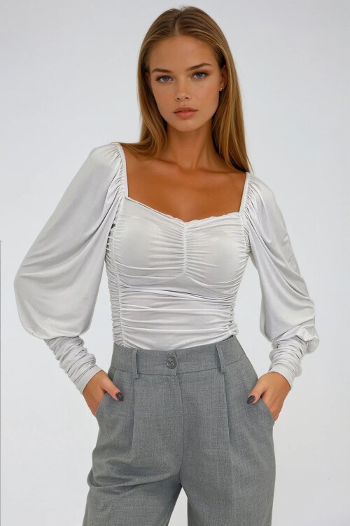 Beyaz Öpücük Yaka Prenses Kol Önü Drapeli Sandy Bluz