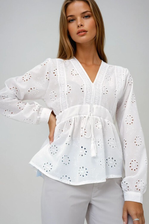 Beyaz V Yaka Bağlama Detaylı Nakış İşlemeli Dokuma Bluz