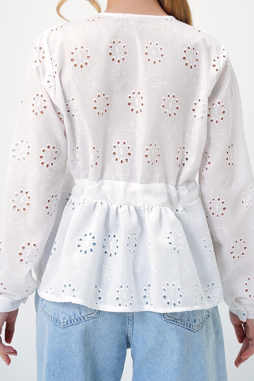 Beyaz V Yaka Bağlama Detaylı Nakış İşlemeli Dokuma Bluz