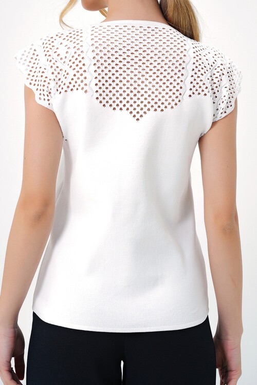 Beyaz V Yaka Delik Ajurlu Mevsimlik Triko Bluz
