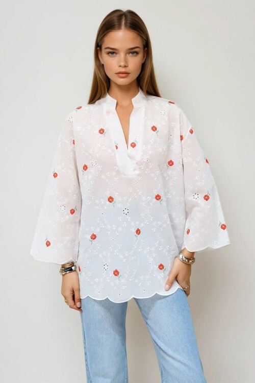 Beyaz V Yaka Fisto Ve Nakış İşlemeli Rahat Kesim Dokuma Bluz