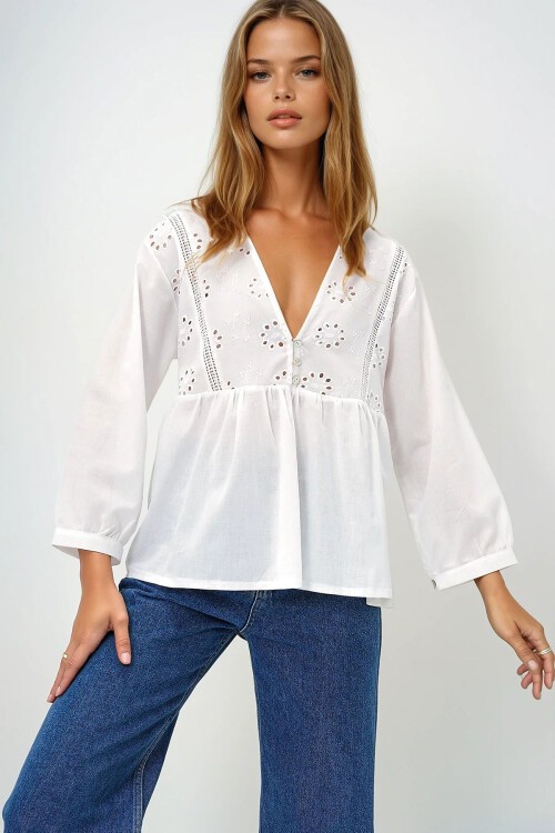 Beyaz V Yaka  Nakış İşlemeli Eteği Volanlı Dokuma Bluz