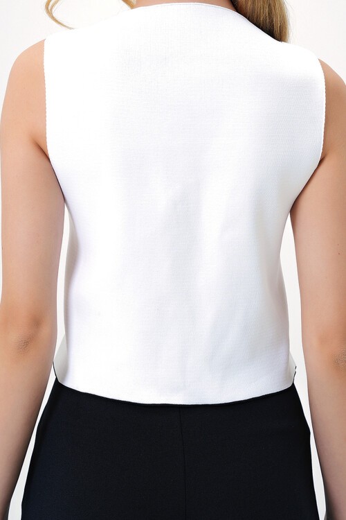 Beyaz V Yaka Renk Bloklu Triko Yelek