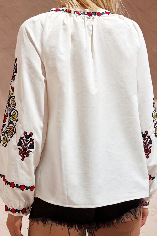 Beyaz Yırtmaç Yaka Balon Kol Nakışlı Dokuma Bluz