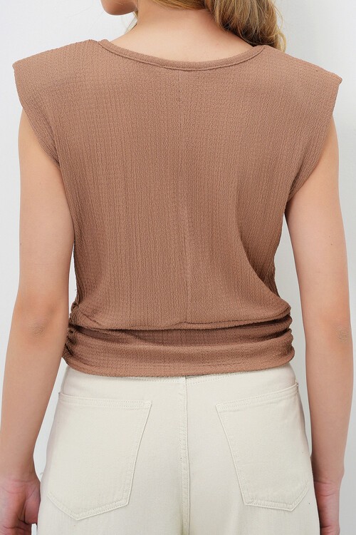 Bisküvi Bisiklet Yaka Omuzları Vatkalı Kemer Detaylı Crop Örme Bluz