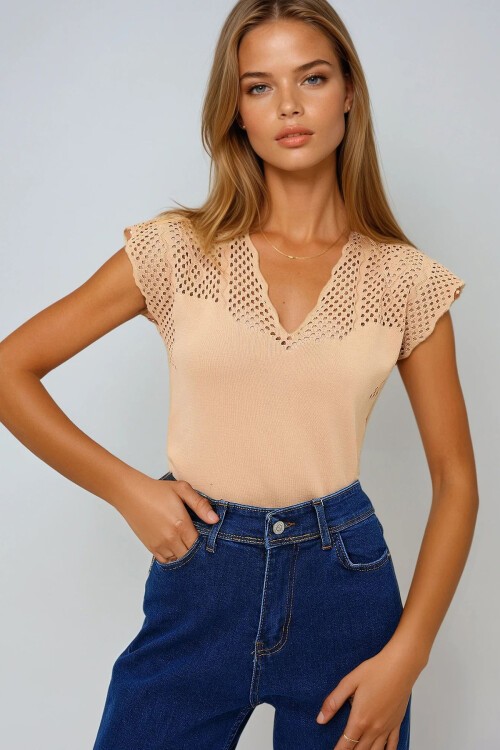 Bisküvi V Yaka Delik Ajurlu Mevsimlik Triko Bluz