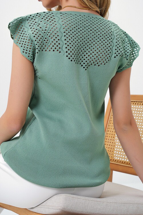 Çağla Yeşili V Yaka Delik Ajurlu Mevsimlik Triko Bluz