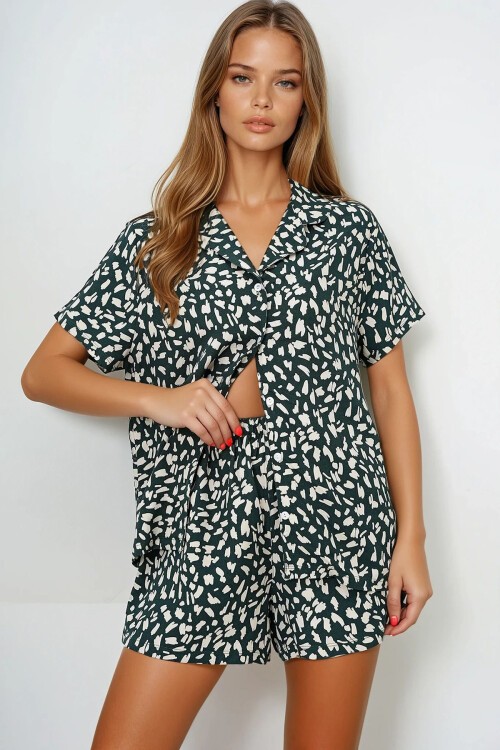 Ceviz Yeşili Geometrik Desenli Önü Düğmeli Dokuma Gömlek Ve Şort Pijama Takım