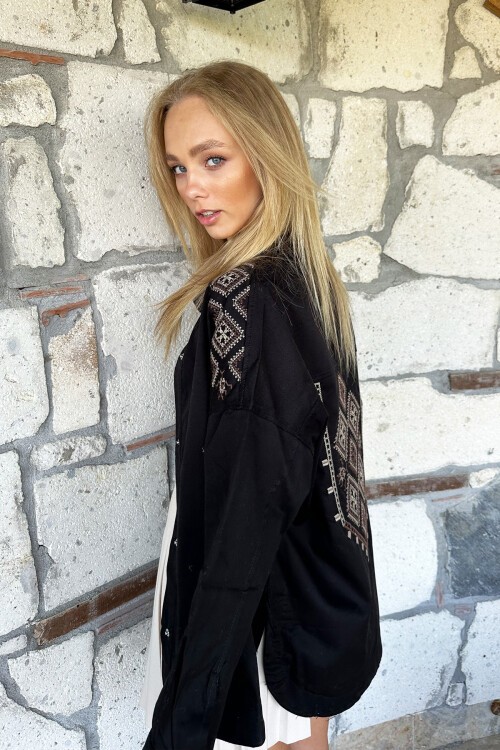 Siyah Çift Cepli Omuzları Ve Sırtı Nakışlı Çıtçıt Kapamalı Oversize Gabardin Ceket
