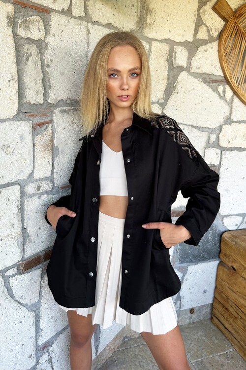 Siyah Çift Cepli Omuzları Ve Sırtı Nakışlı Çıtçıt Kapamalı Oversize Gabardin Ceket