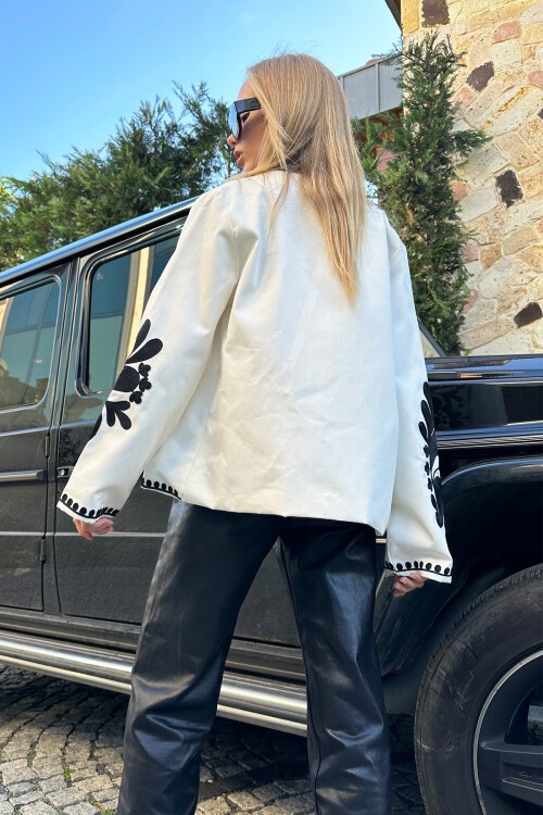 Ekru Astarlı Nakışlı Ceket