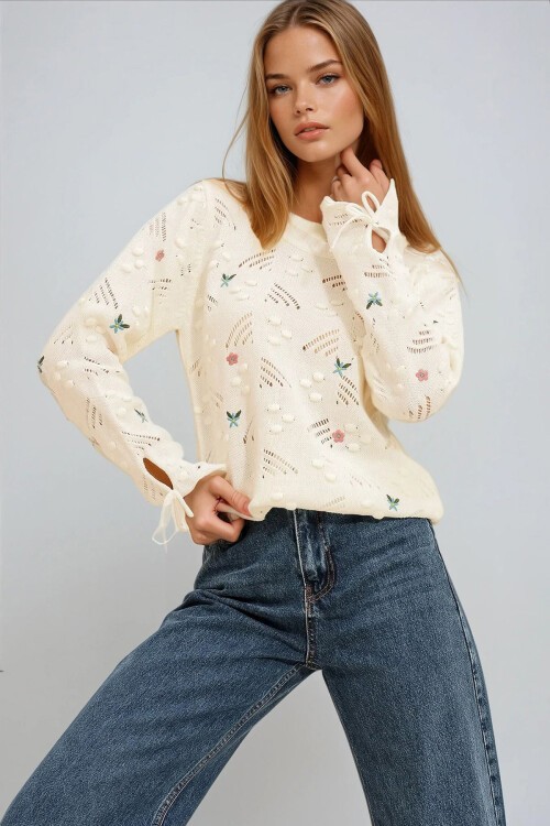 Ekru Bisiklet Yaka Nakışlı Triko Kazak