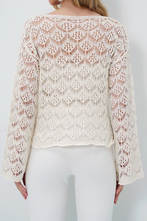 Ekru Geniş Yaka Motifli Triko Bluz