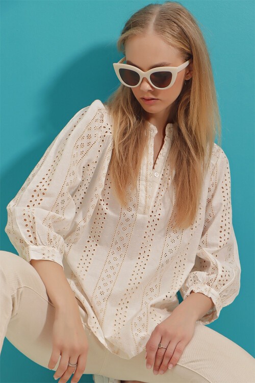 Ekru Hakim Yaka Fisto Ve Nakış İşlemeli Keten Dokuma Bluz