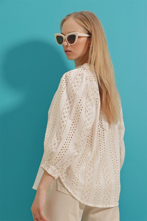 Ekru Hakim Yaka Fisto Ve Nakış İşlemeli Keten Dokuma Bluz