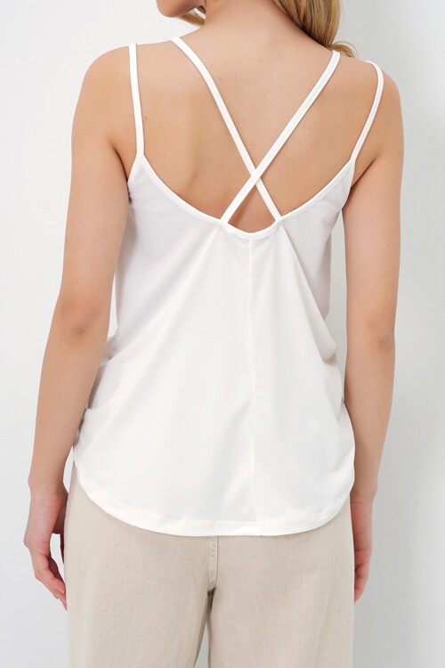 Ekru U Yaka Çapraz Askılı Düğme Detaylı Sandy Kloş Kesim Bluz