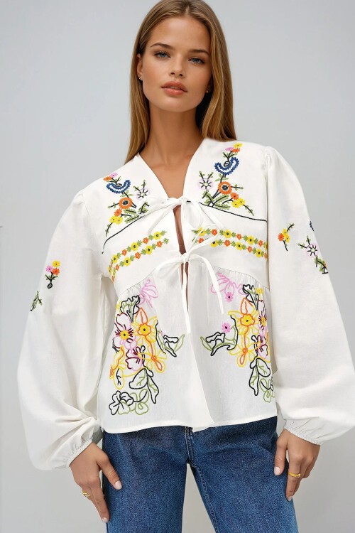 Ekru V Yaka Bağlama Detaylı Nakış İşlemeli Dokuma Bluz