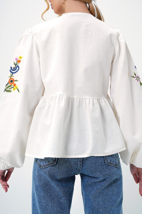 Ekru V Yaka Bağlama Detaylı Nakış İşlemeli Dokuma Bluz