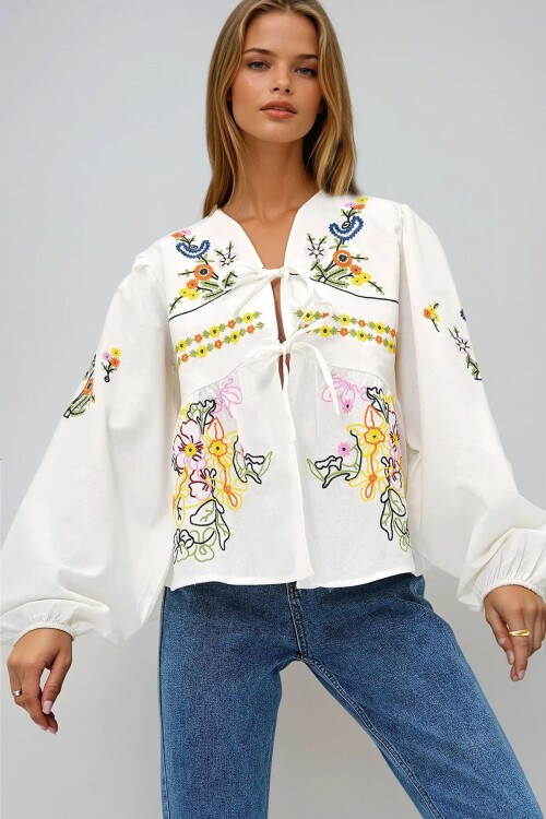 Ekru V Yaka Bağlama Detaylı Nakış İşlemeli Dokuma Bluz