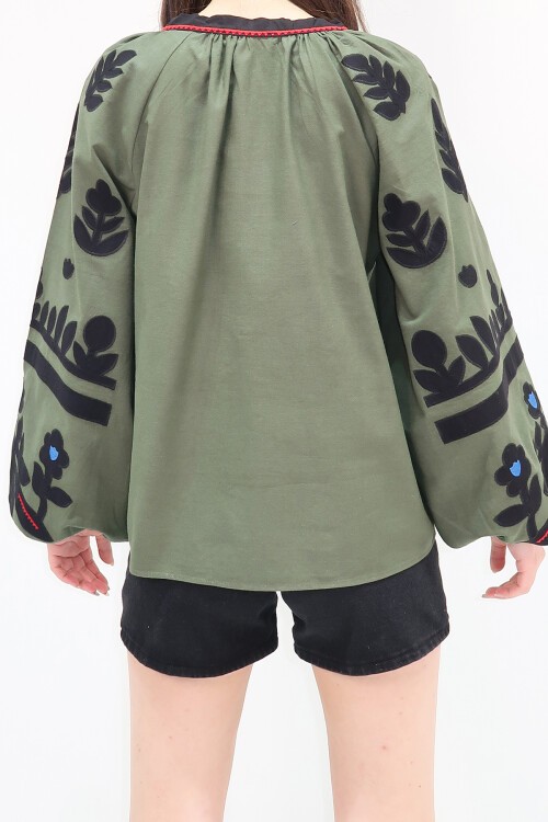 Haki Kayık Yaka Püskül Detaylı Nakış İşlemeli Balon Kol Dokuma Bluz