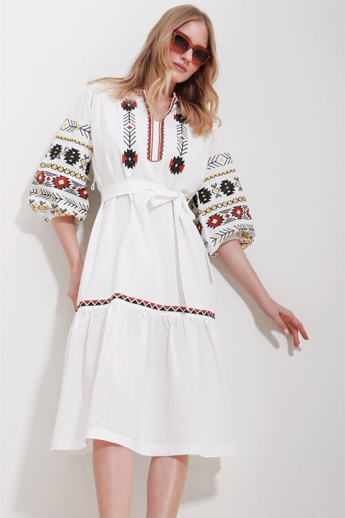 Beyaz Hakim Yaka Balon Kol İçi Astarlı Kemerli Nakış İşlemeli Elbise