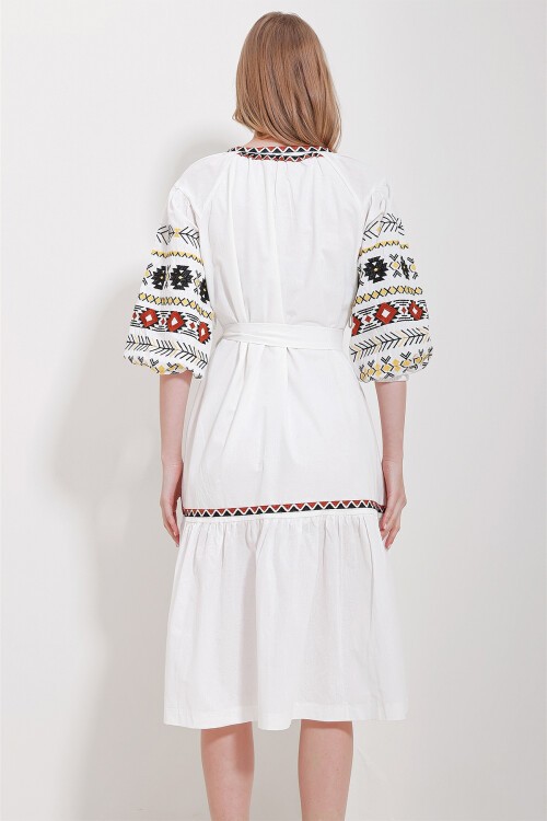 Beyaz Hakim Yaka Balon Kol İçi Astarlı Kemerli Nakış İşlemeli Elbise