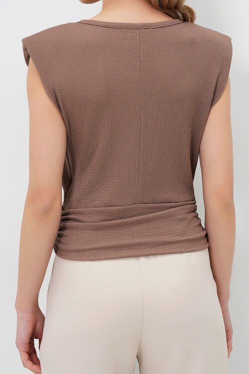 Kahverengi Bisiklet Yaka Omuzları Vatkalı Kemer Detaylı Crop Örme Bluz