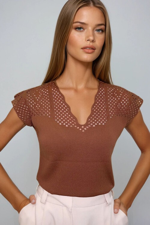 Kahverengi V Yaka Delik Ajurlu Mevsimlik Triko Bluz