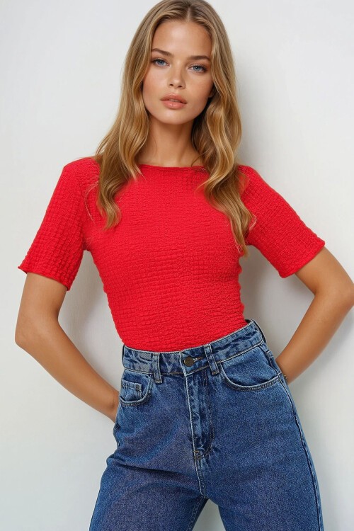 Kırmızı Kayık Yaka Sırt Dekolteli Kısa Kol Gofre Kumaş Yazlık Bluz