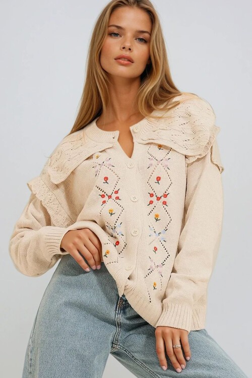 Krem Bisiklet Yaka Nakış İşlemeli Kolları Fırfırlı Kışlık Triko Hırka