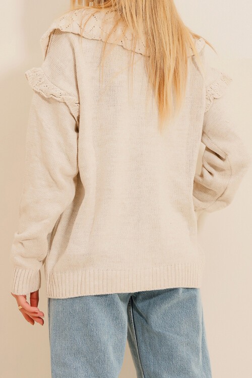 Krem Bisiklet Yaka Nakış İşlemeli Kolları Fırfırlı Kışlık Triko Hırka