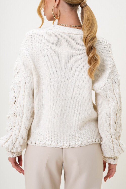 Krem V Yaka Taş Düğmeli Kalın Triko Hırka