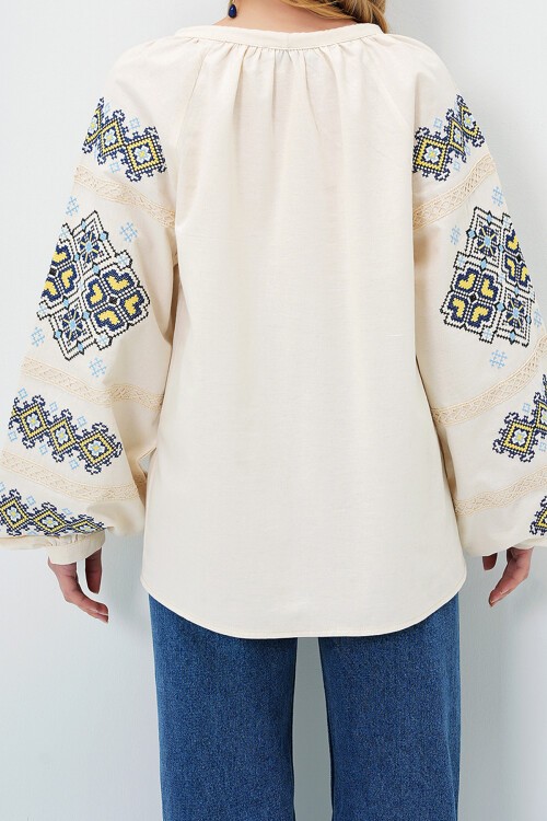 Krem Yakası Bağcıklı Balon Kol Nakış İşlemeli Keten Bluz